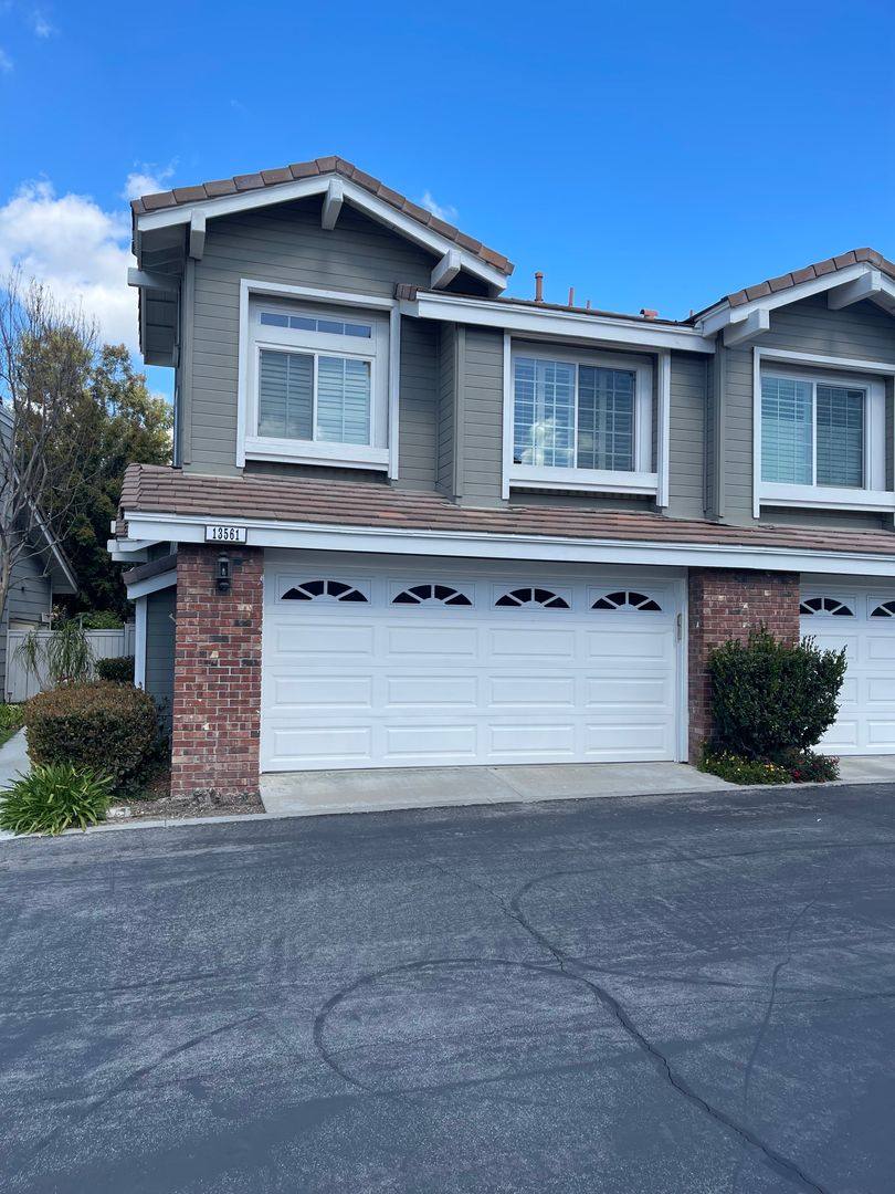 Townhouse for rent at 13561 Almond St, Tustin, CA 92782