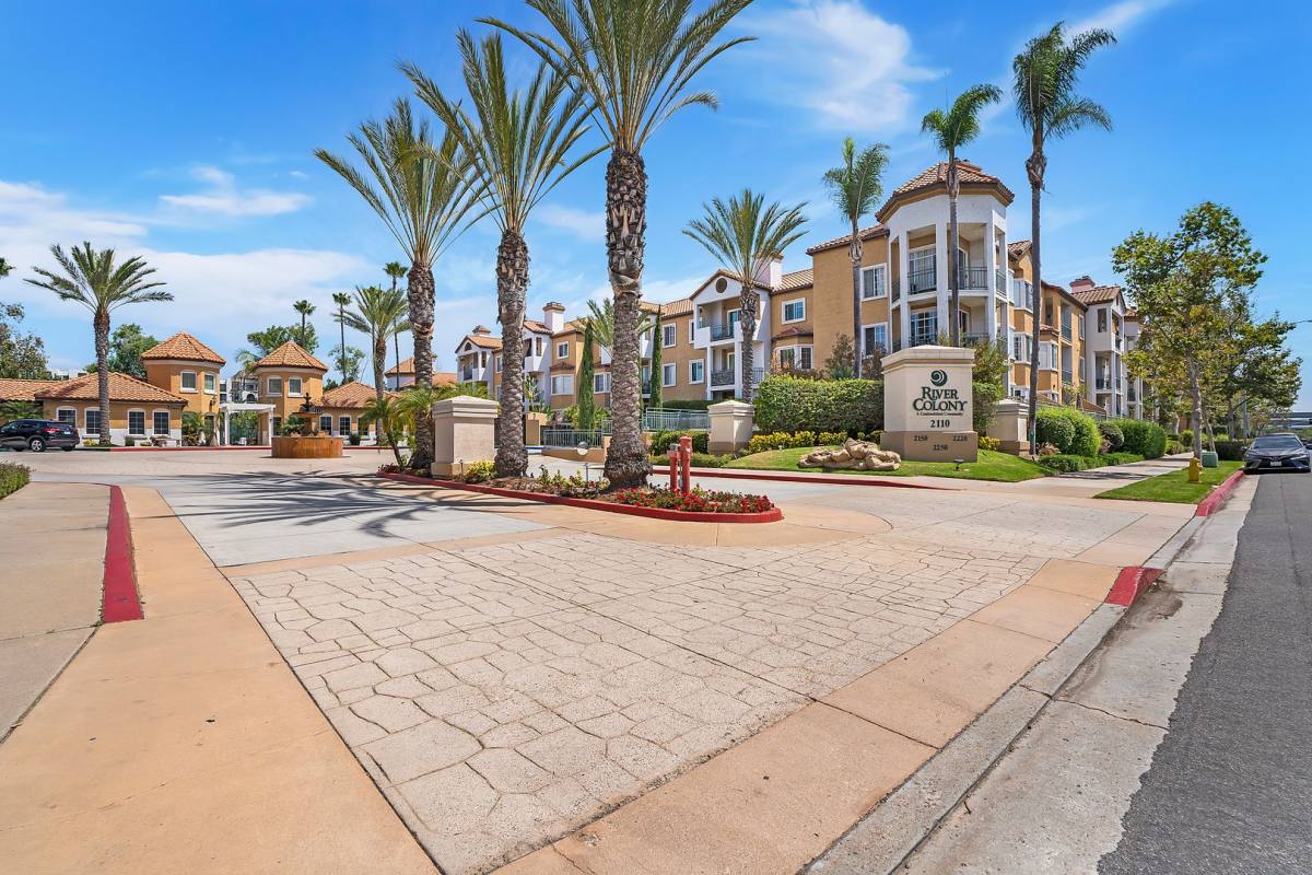 Condo for rent at 1950 Camino De La Reina, San Diego, CA 92108