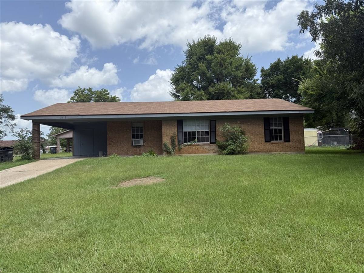 House for rent at 2113 Meadowview Circle, Coushatta, LA 71019