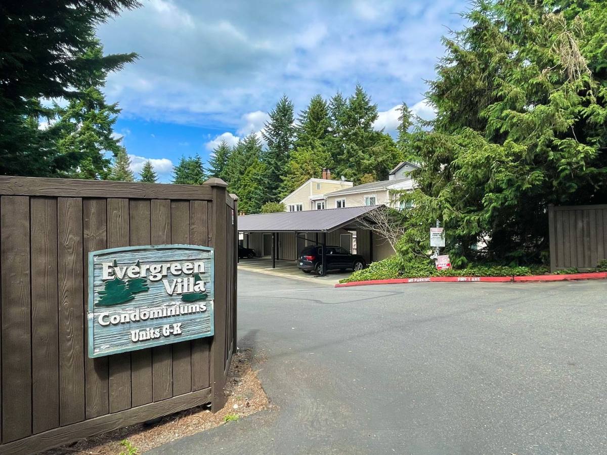 Condo for rent at 12726 NE 120th St, Kirkland, WA 98034