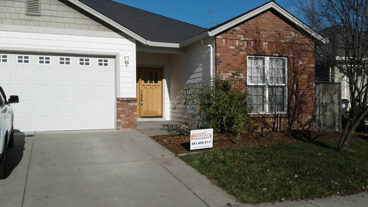 House for rent at 2657 Brookdale Dr, Central Point, OR 97502