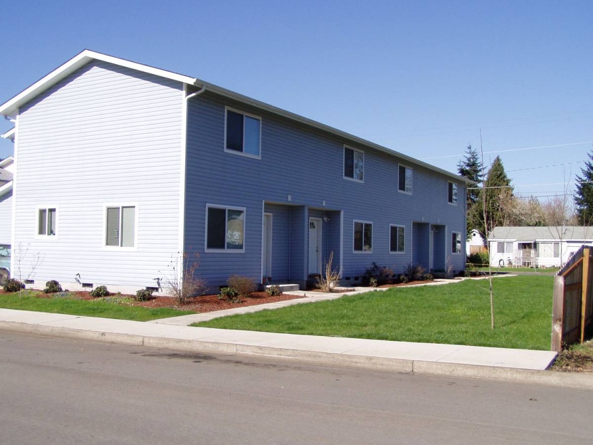 Townhouse for rent at 1123 25 27 29 E Chamberlain, Cottage Grove, OR 97424