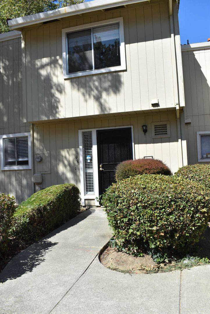 Townhouse for rent at 108 Arcadia Dr, Vacaville, CA 95687