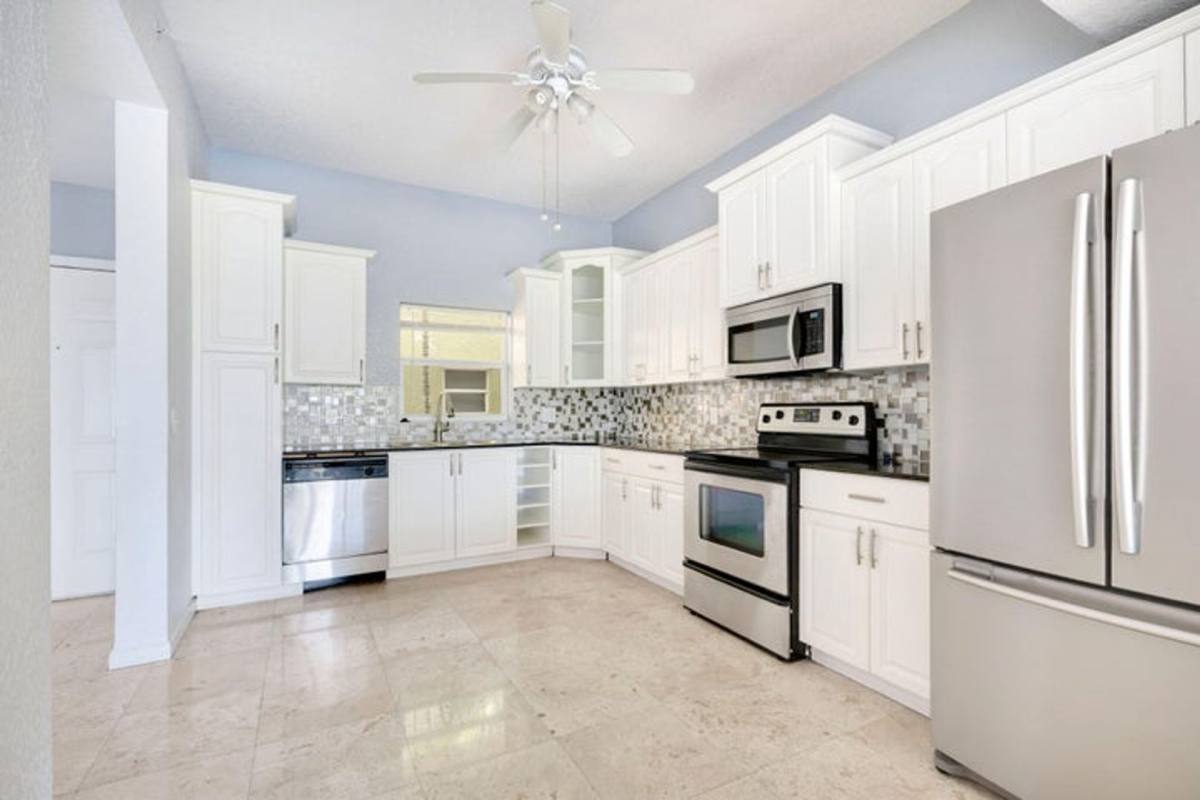 House for rent at 1650 Presidential Way #406, West Palm Beach, FL 33401