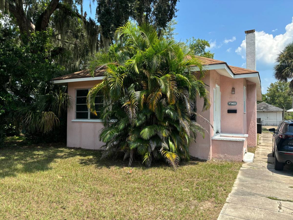 907 Live Oak St, New Smyrna Beach, FL 32168