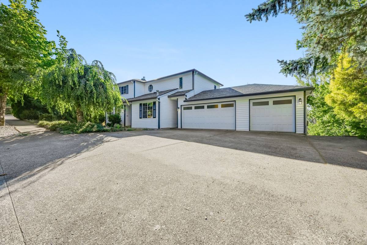 House for rent at 911 SW 8th St, Gresham, OR 97080