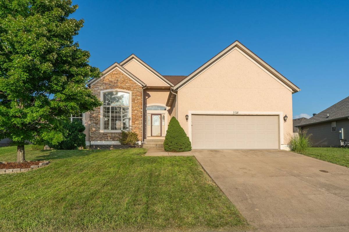 House for rent at 828 S Cobble Creek Blvd, Nixa, MO 65714