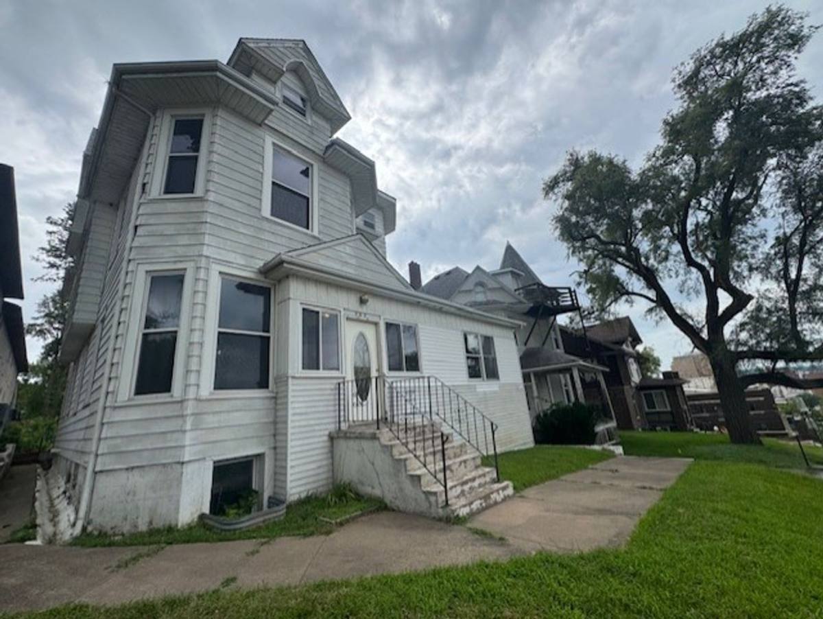 Apartment for rent at 707 Brady, Davenport, IA 52803