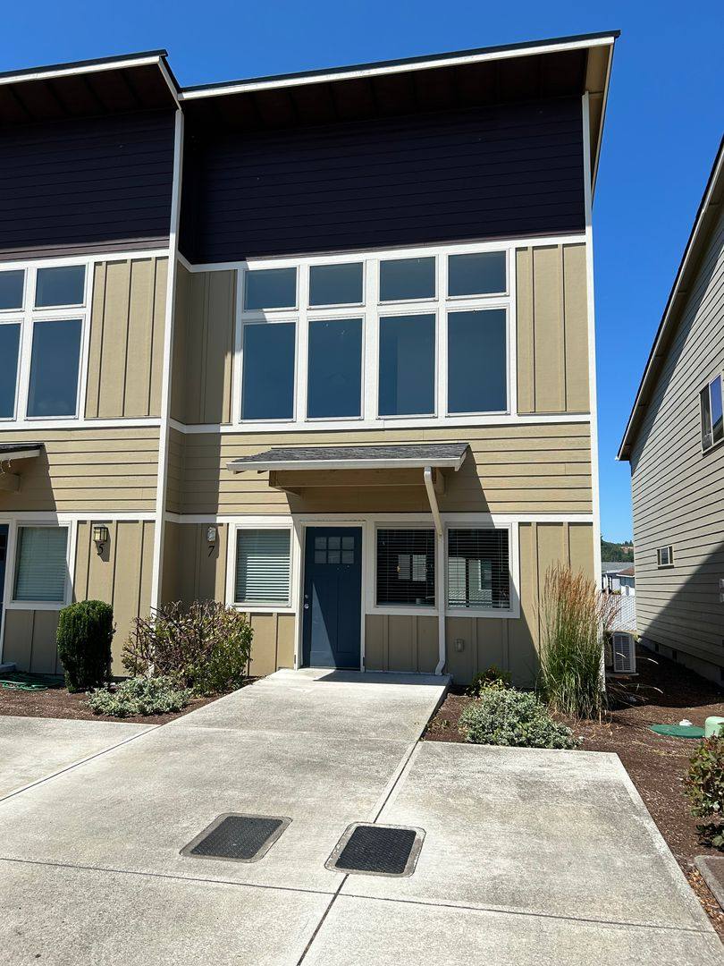 Apartment for rent at 5-7 W Point Dr, Longview, WA 98632