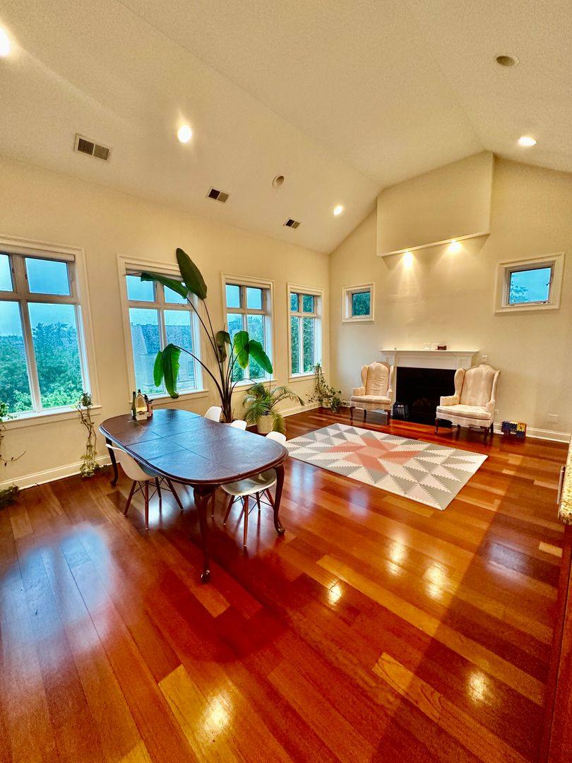 Condo for rent at 1249 W Melrose St #3E, Chicago, IL 60657