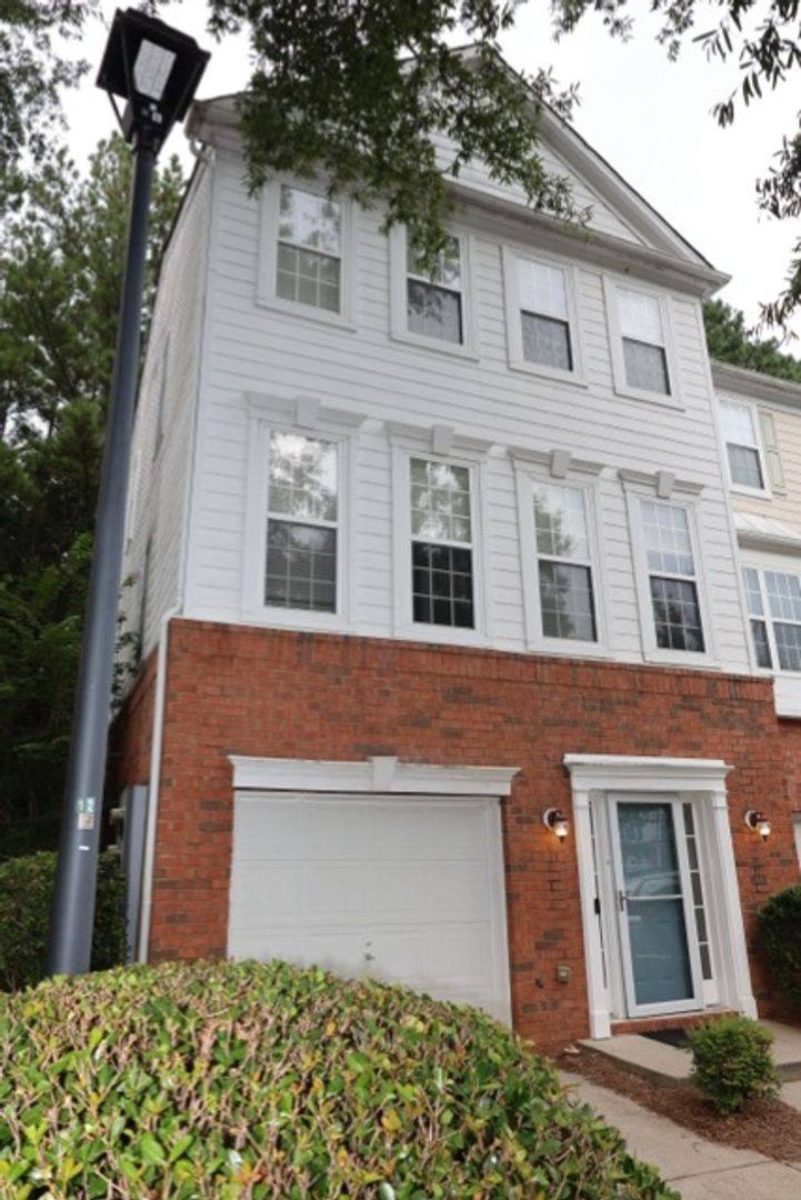 Townhouse for rent at 3981 Howell Park Rd, Duluth, GA 30096