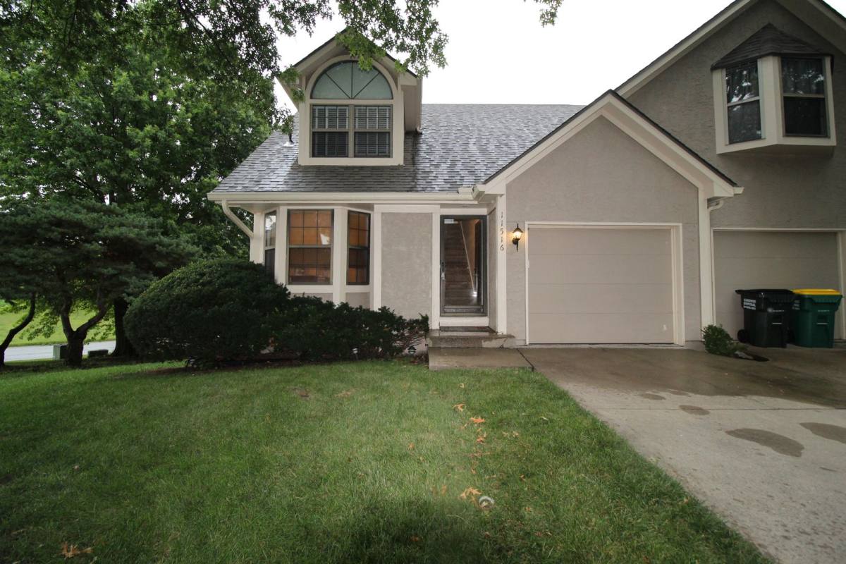Townhouse for rent at 11516 W 113th St, Overland Park, KS 66210