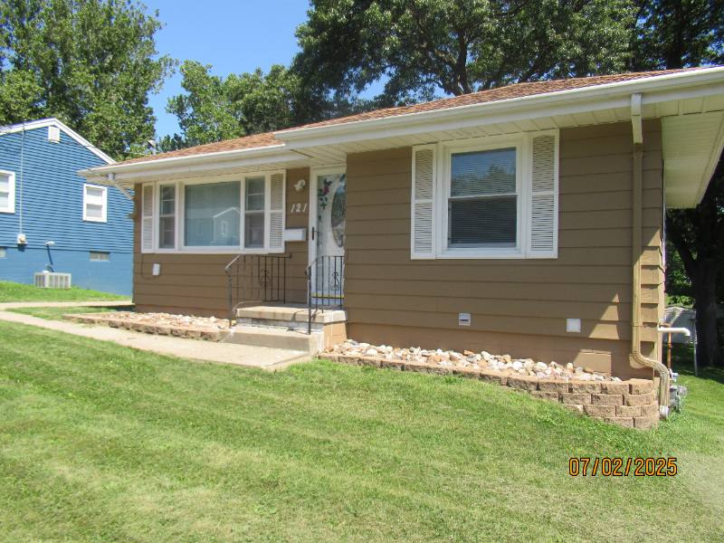 House for rent at 121 Bell Ave, Des Moines, IA 50315