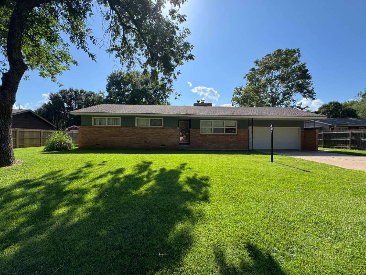 House for rent at 945 N Crestline Ave, Wichita, KS 67212