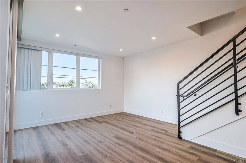 Townhouse for rent at 1700 Redondo Blvd, Los Angeles, CA 90019
