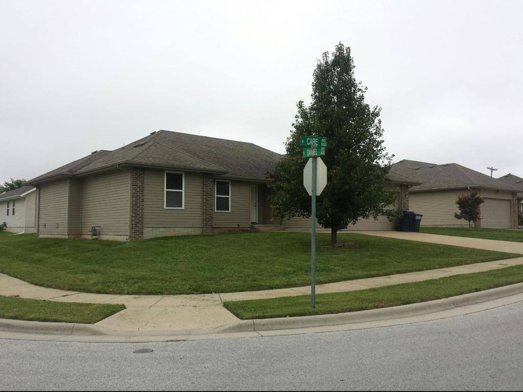 House for rent at 1002 Care Ave, Nixa, MO 65714