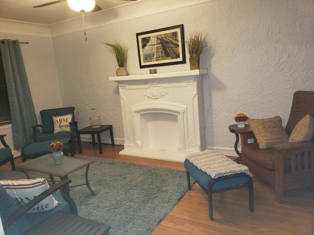 Apartment for rent at 2423 W Lunt Ave #2, Chicago, IL 60645