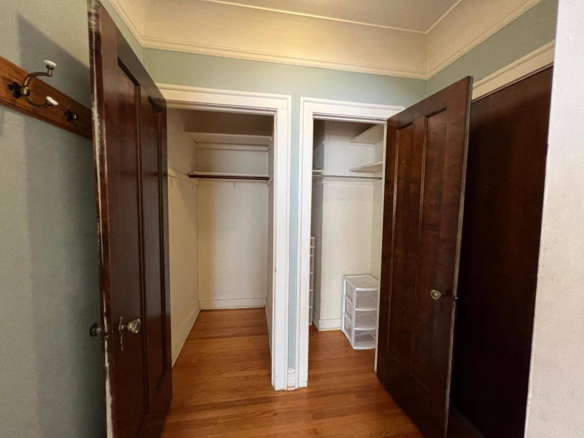 Apartment for rent at 2423 W Lunt Ave #1, Chicago, IL 60645