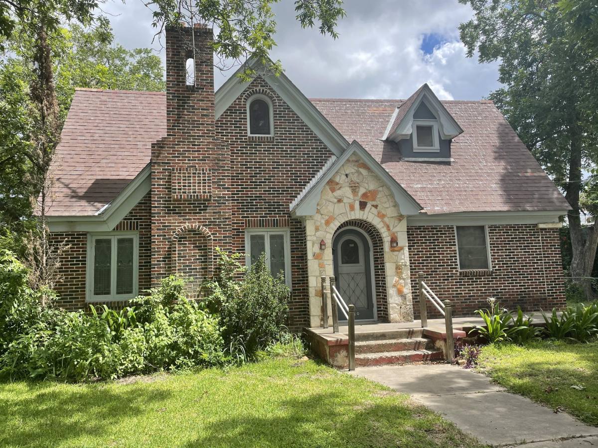 House for rent at 210 E Cedar St, Seguin, TX 78155