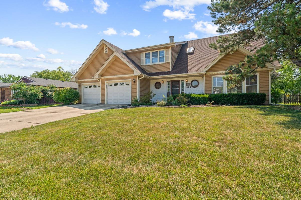 House for rent at 104 S Knollwood Dr, Schaumburg, IL 60193