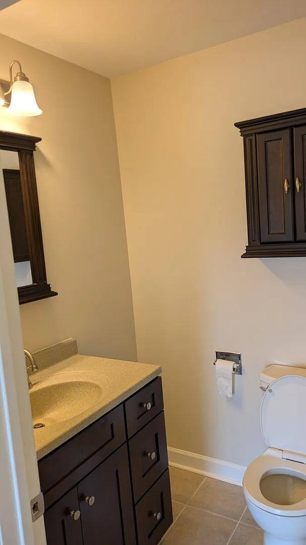 Apartment for rent at Greenbrier Condominiums, 2422 N Kennicott Dr #2A, Arlington Heights, IL 60004