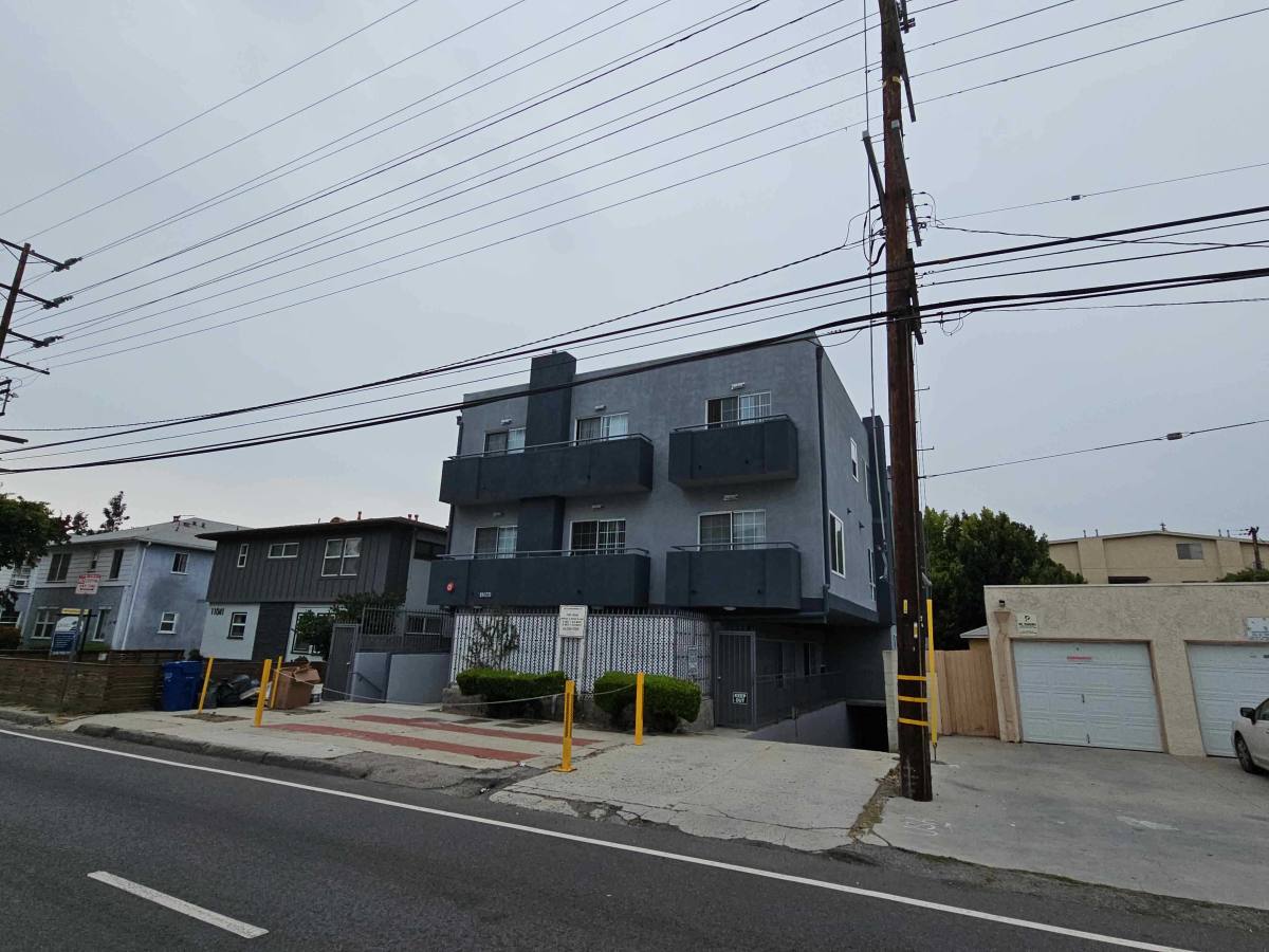 Apartment for rent at 11045 Moorpark St #102, North Hollywood, CA 91602