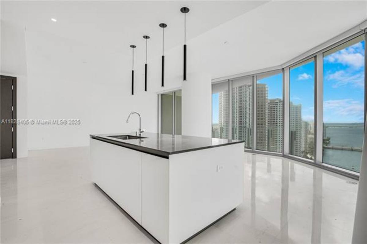 Apartment for rent at 300 Biscayne Blvd Way, Miami, FL 33131