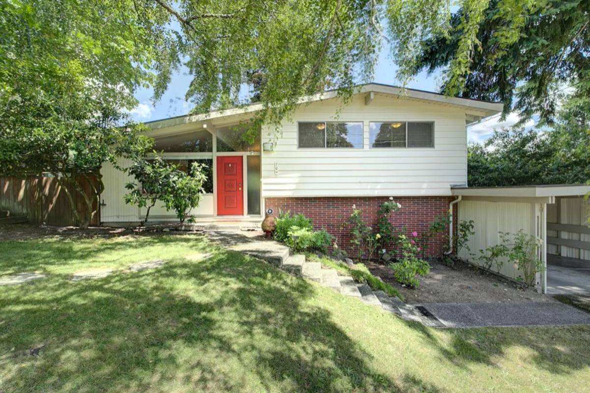 House for rent at 704 163rd Ave SE, Bellevue, WA 98008