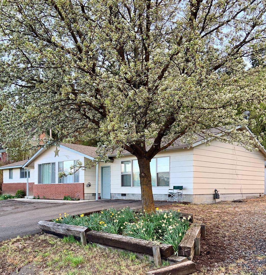 House for rent at 1435 Lakeshore Dr, Klamath Falls, OR 97601