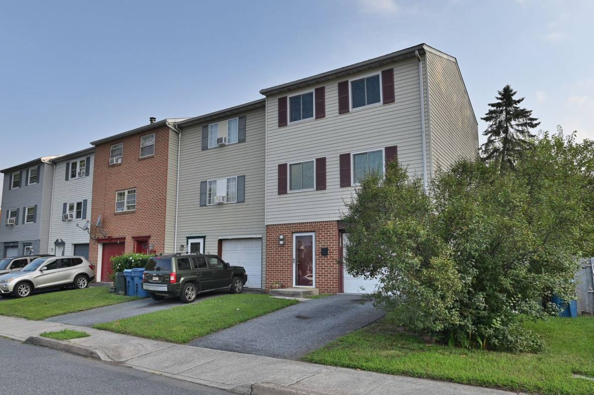 Townhouse for rent at 270 Broad St, Highspire, PA 17034