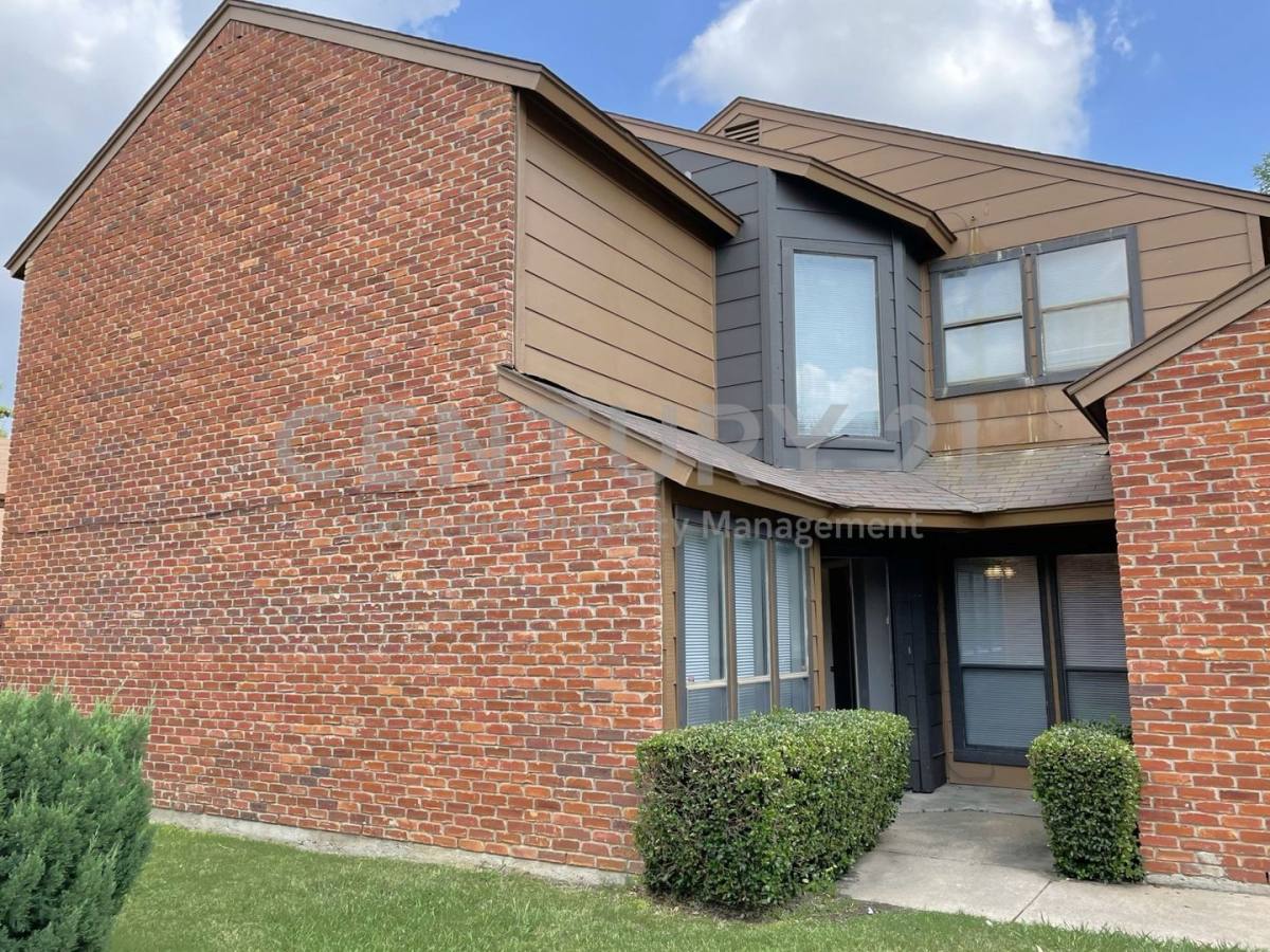 Townhouse for rent at 1617 Brentwood Dr, Irving, TX 75061