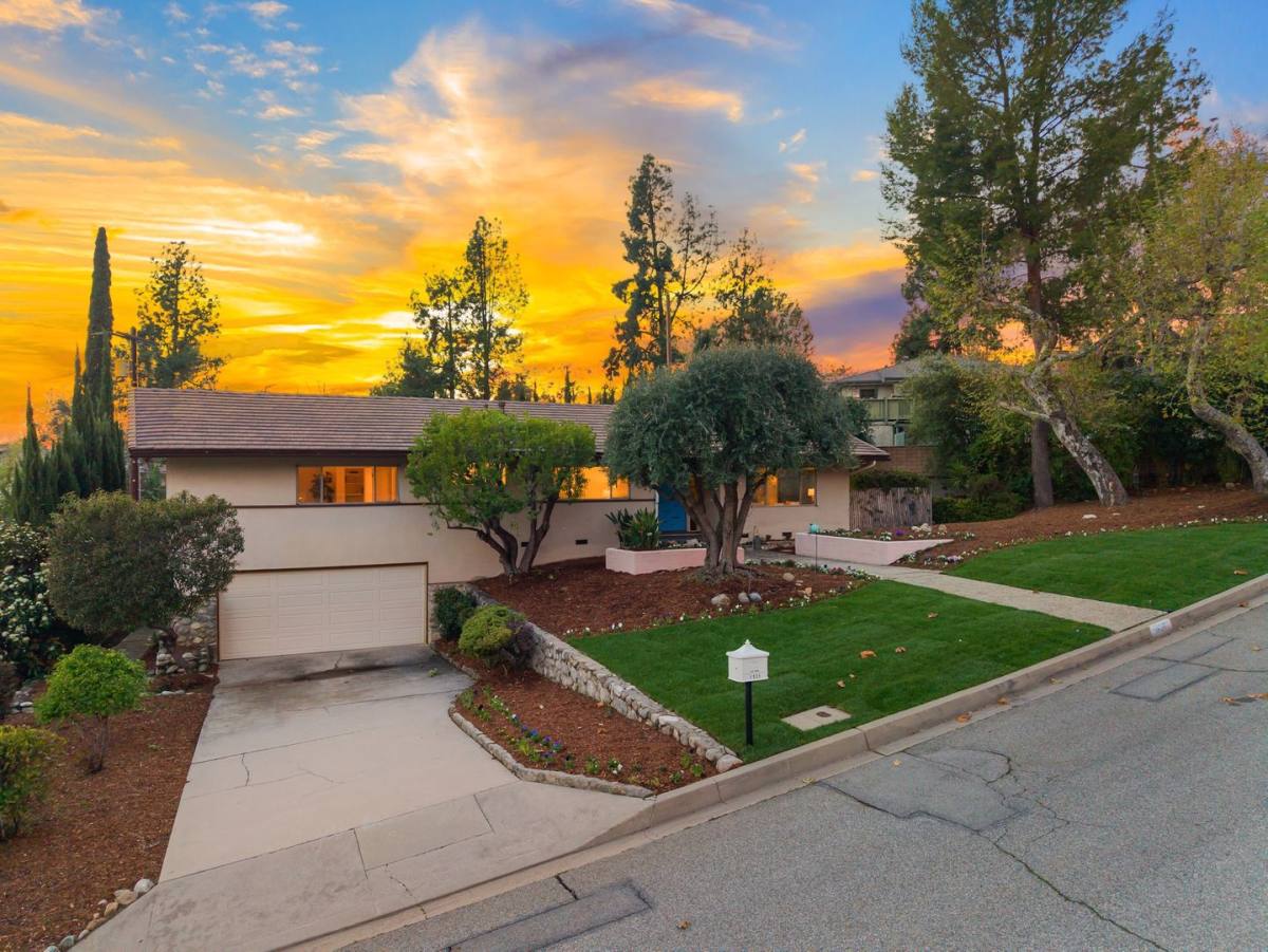 House for rent at 1935 Oakwood Ave, Sierra Madre, CA 91024