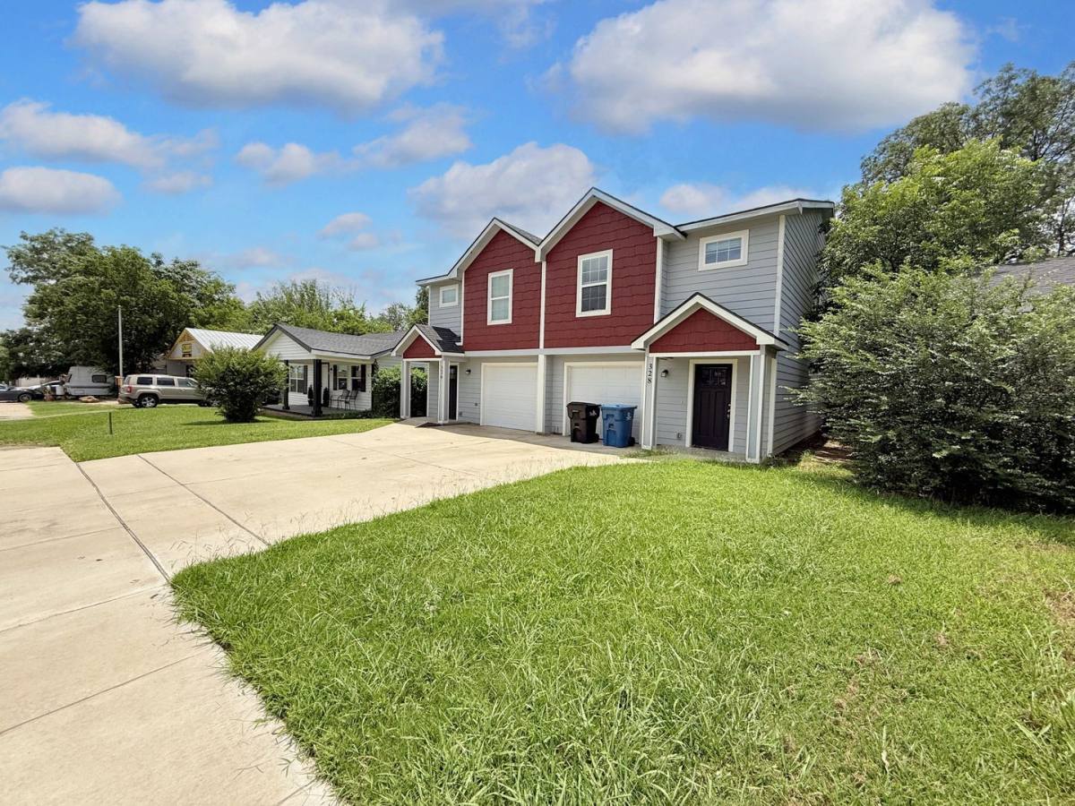 Townhouse for rent at 328 W Morgan St, Denison, TX 75020