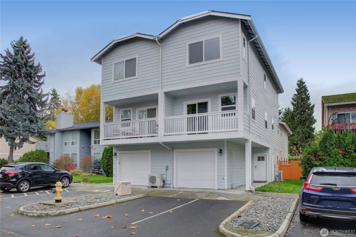 Townhouse for rent at 12607 NE 132nd St, Kirkland, WA 98034