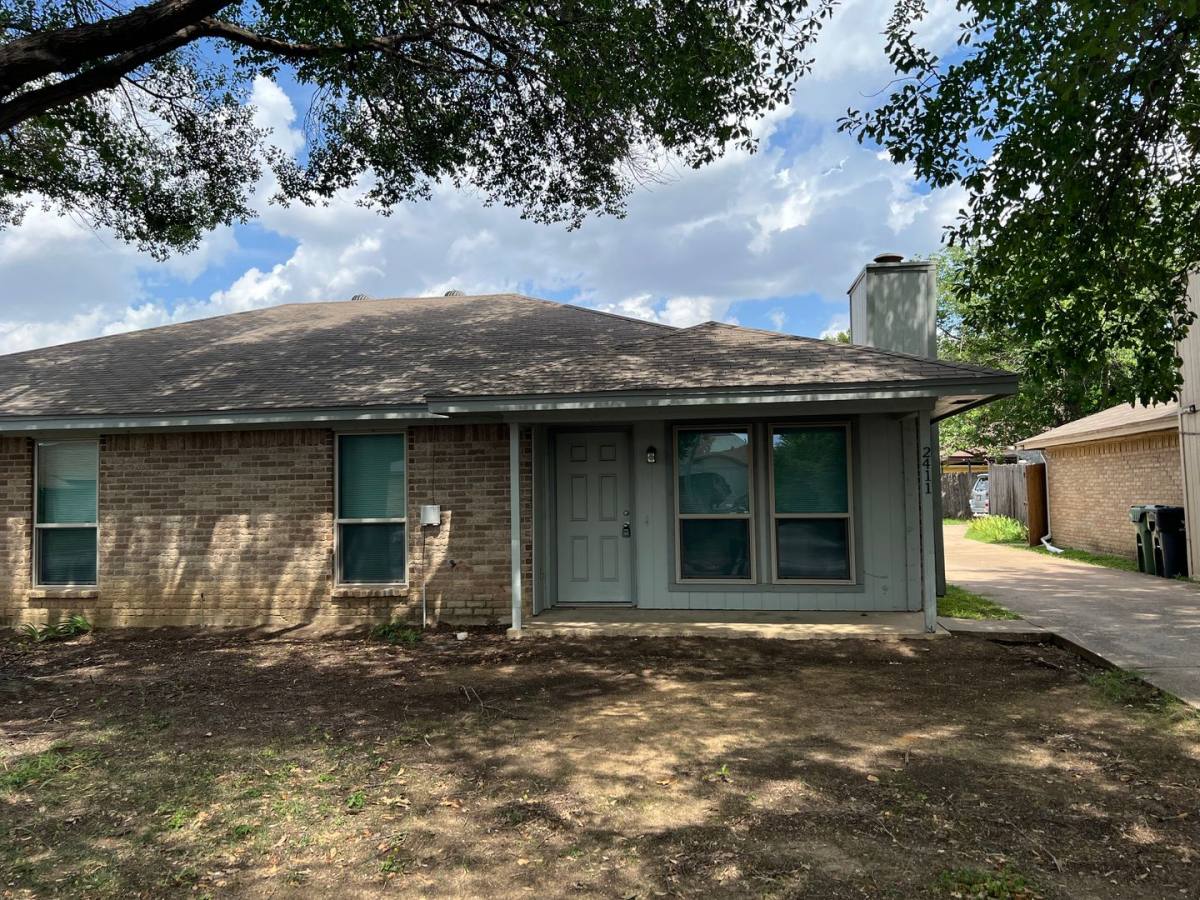 Townhouse for rent at 2411 Indigo Lane, Arlington, TX 76015