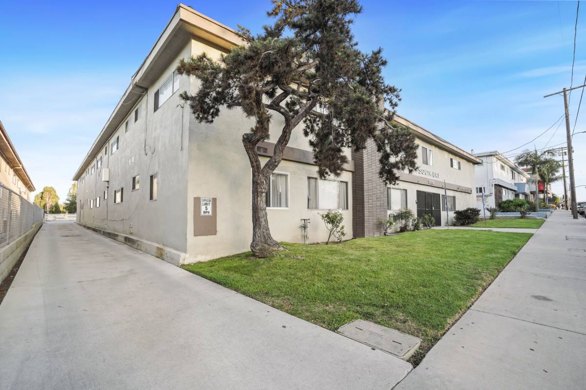 Apartment for rent at 21220 S Western Ave, Torrance, CA 90501
