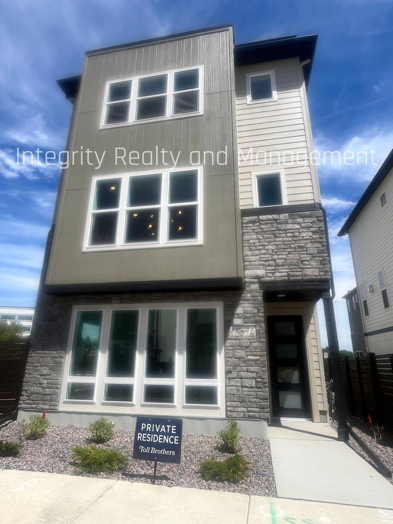 Townhouse for rent at 10976 E Geddes Place, Englewood, CO 80112