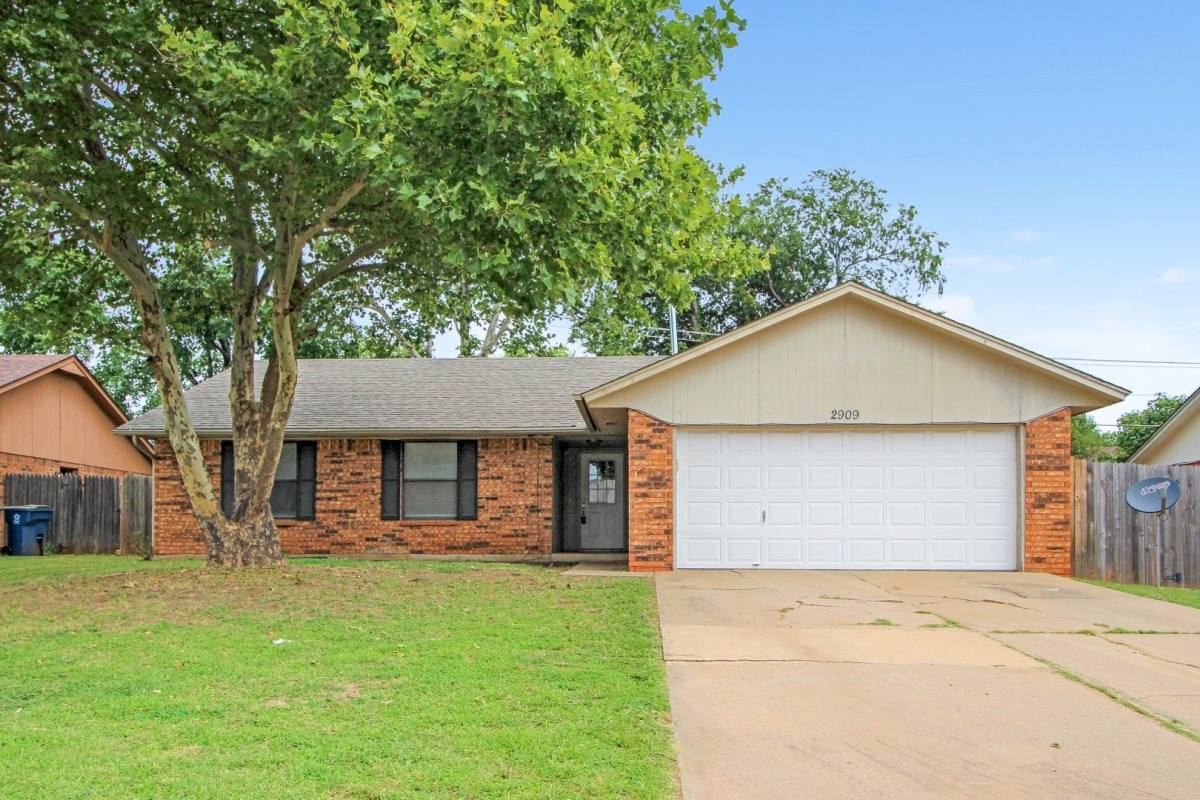 House for rent at 2909 Fairfield Dr, Edmond, OK 73012
