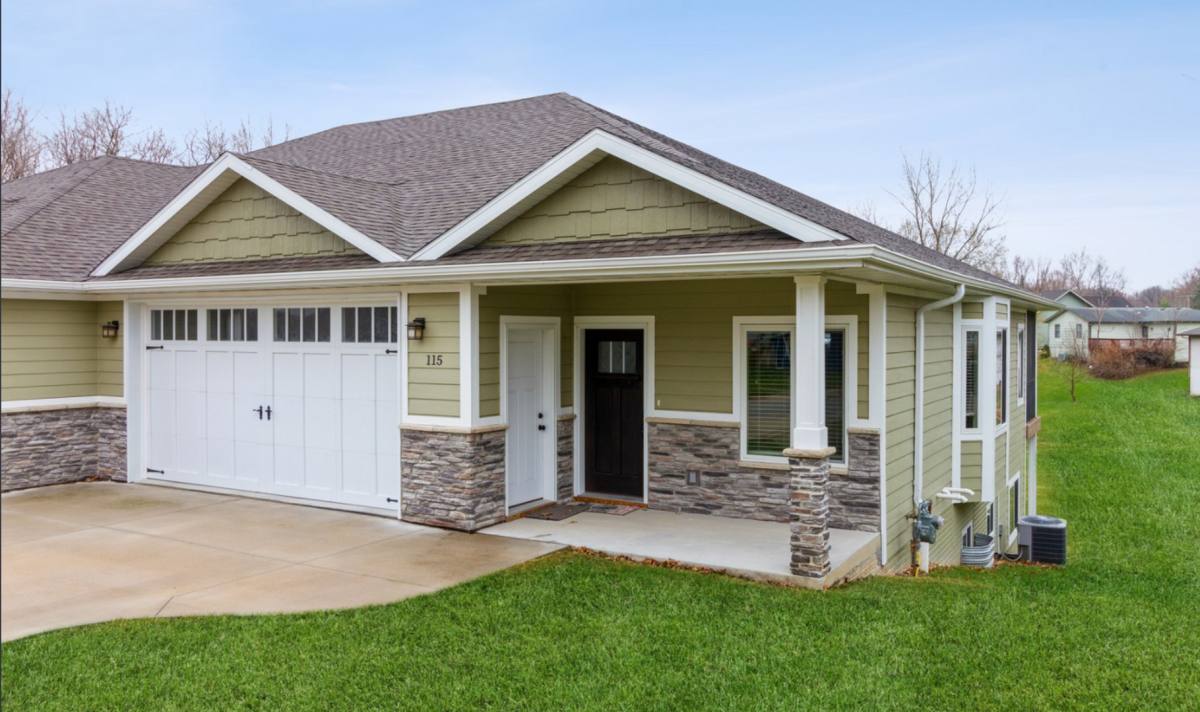 Apartment for rent at 115 Glenwood St, Pella, IA 50219
