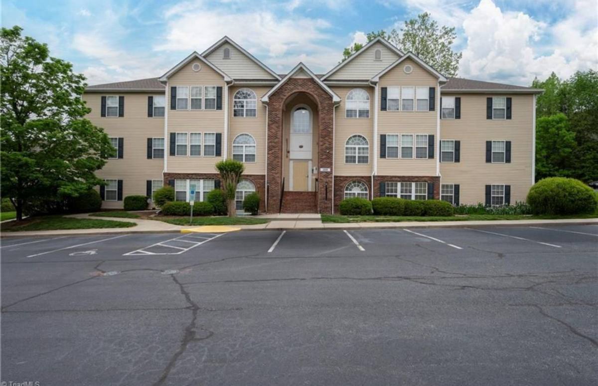 2031 Salem Bluff Dr, Winston Salem, NC 27127