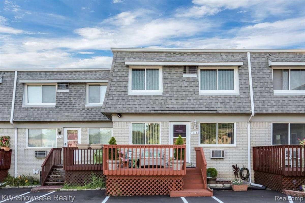 Townhouse for rent at 118 Ladd Rd, Walled Lake, MI 48390