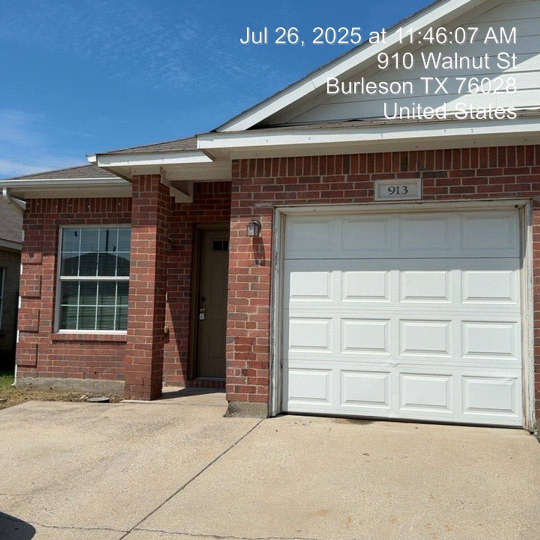 House for rent at 913 Walnut, Burleson, TX 76028