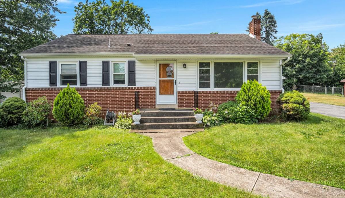 House for rent at 2029 W Trindle Rd, Carlisle, PA 17013