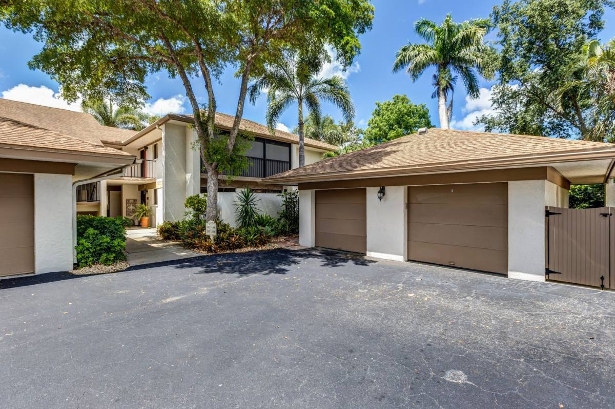 Condo for rent at 528 Retreat Dr, Naples, FL 34110