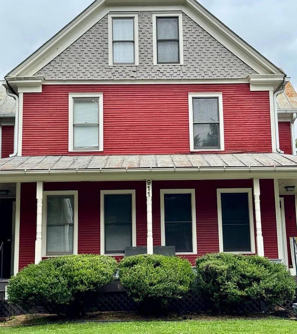 Apartment for rent at 911 Campbell Ave SW, Roanoke, VA 24016