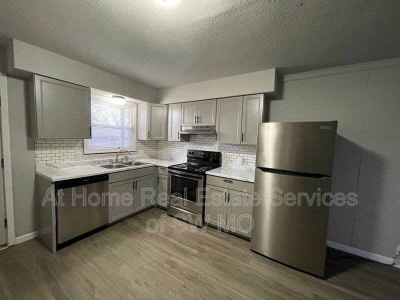 Apartment for rent at 930 S Campbell - P12 #PLAZA 12, Springfield, MO 65806