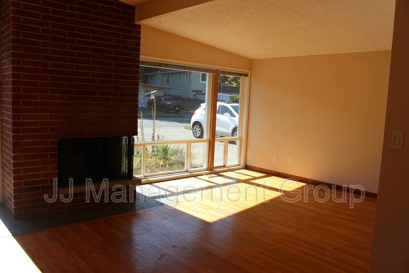 House for rent at 16020 SE 9th St, Bellevue, WA 98008