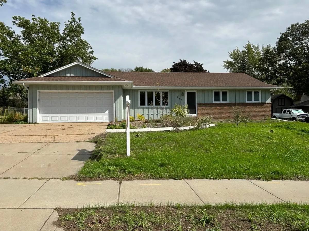 House for rent at 953 Redwood Dr, Saint Paul, MN 55124