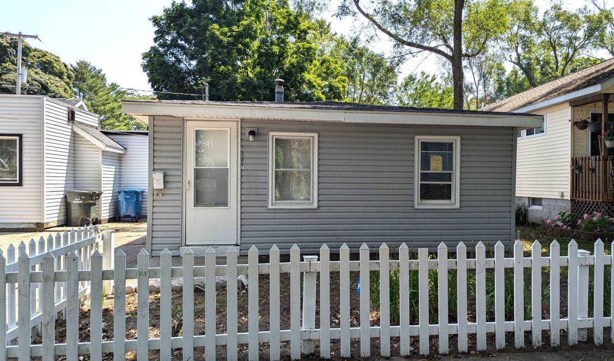 Apartment for rent at 1887 Fair Ave, Muskegon, MI 49441