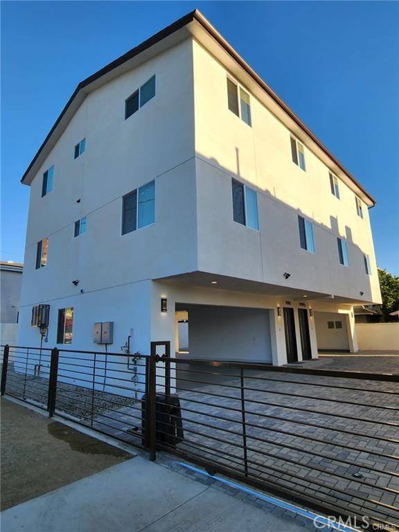 Townhouse for rent at 11918 Dehougne St #2-2, North Hollywood, CA 91605